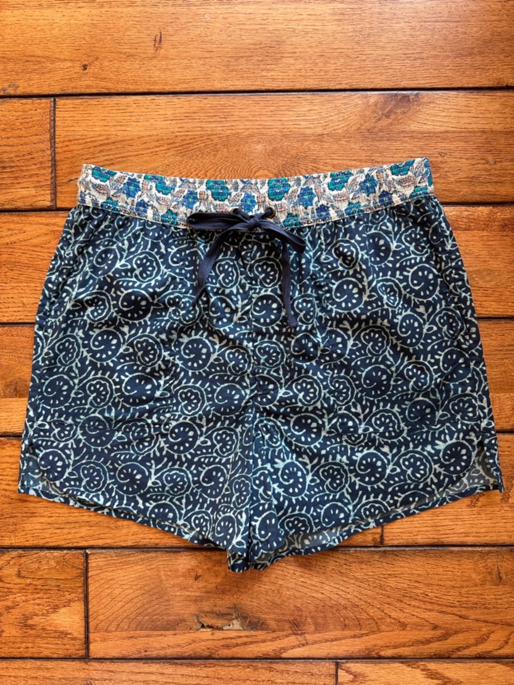 NWT Sundance Kai Two Tone Batik Floral Casual Shorts in Blue Sz Small Boho